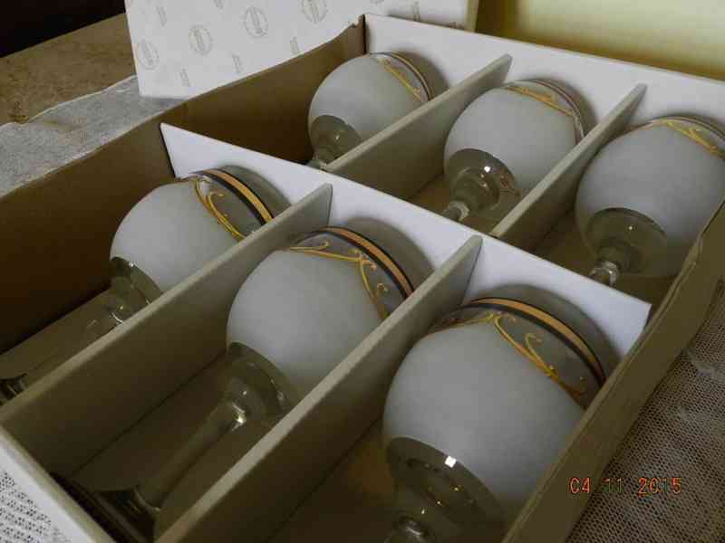 Sada 6 kusů hezké Sklenice na Víno původní  balení nepoužité - foto 3