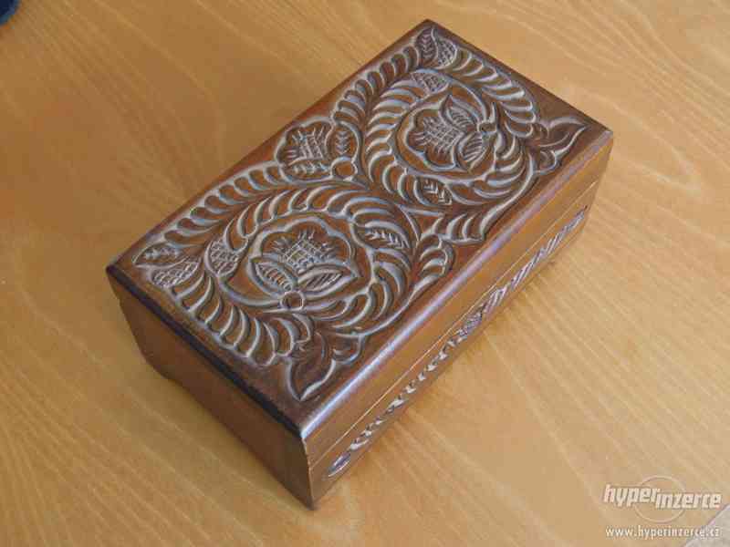 Prodám dřevěnou krabičku s vyrytým reliefem - foto 1