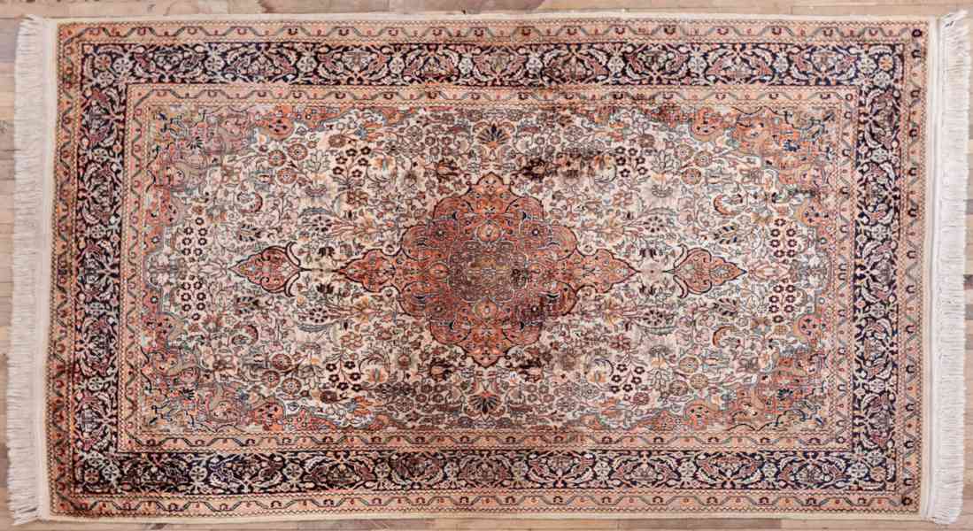 Hedvábný koberec z Kašmíru 207 X 123 cm - foto 1
