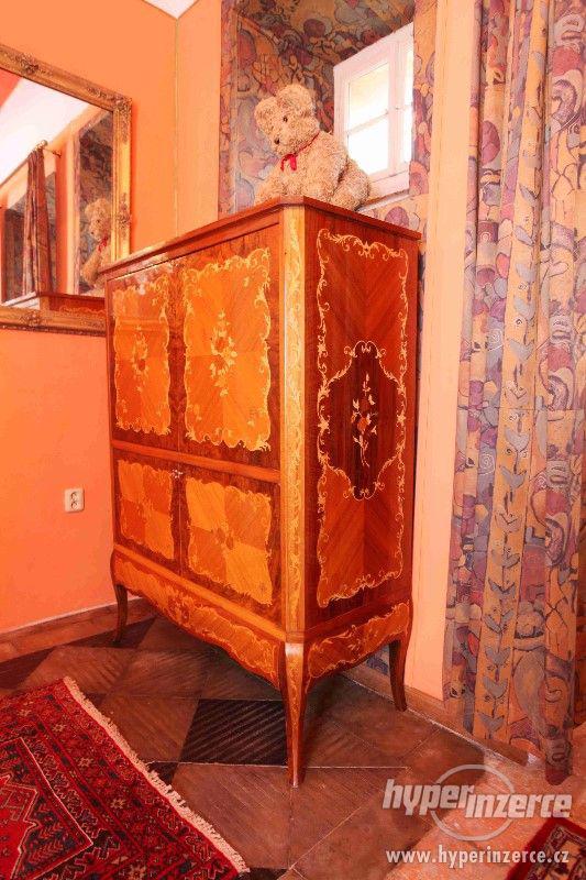 Bohatě intarzovaná skříň ve stylu Ludvíka XV - foto 2