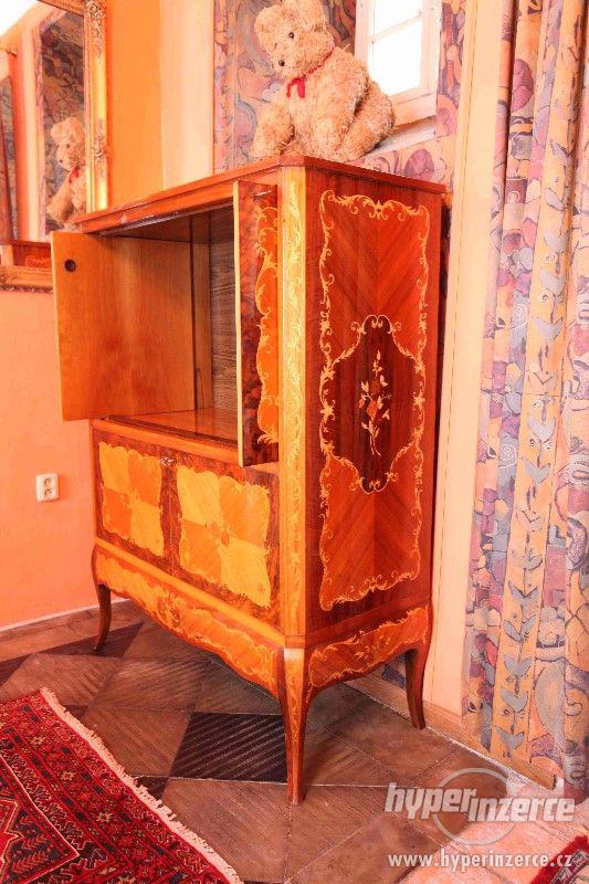 Bohatě intarzovaná skříň ve stylu Ludvíka XV - foto 4