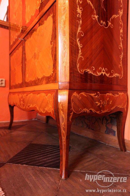 Bohatě intarzovaná skříň ve stylu Ludvíka XV - foto 7