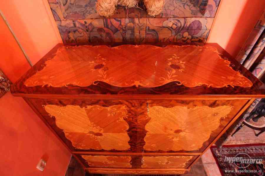 Bohatě intarzovaná skříň ve stylu Ludvíka XV - foto 8