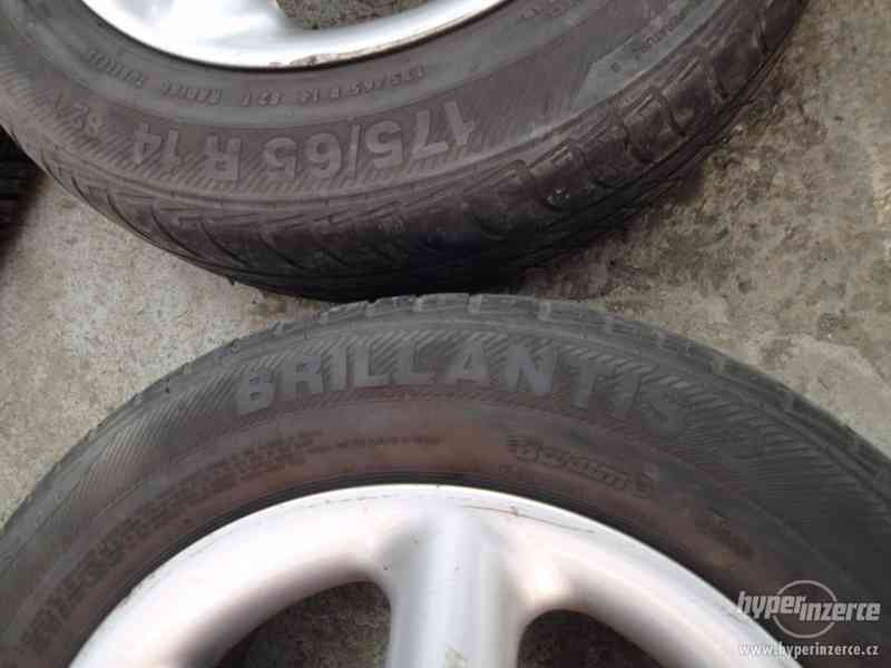 Alu disky 4x100, 8Jx14H2 ET38 s letními pneu 175/65 R14 - foto 2