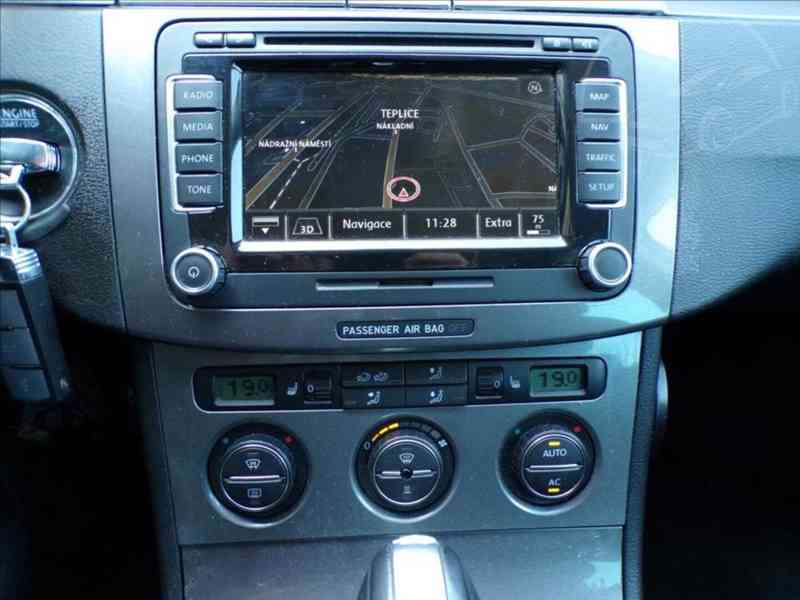 Volkswagen Passat 2,0 TDI DSG,XENON,TAŽNÉ,NAVI-HNED ODJÍŽDÍT - foto 6