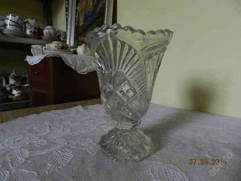 Krásná  masivní skleněná váza 21,5cm - foto 1