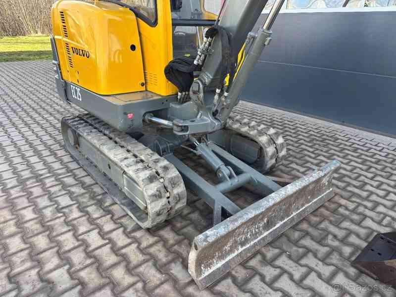 Pásové rypadlo bagr Volvo EC25 - foto 4