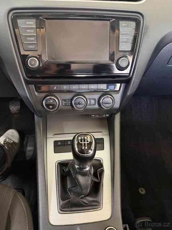 Škoda Octavia 1,6   TDI Combi - foto 14