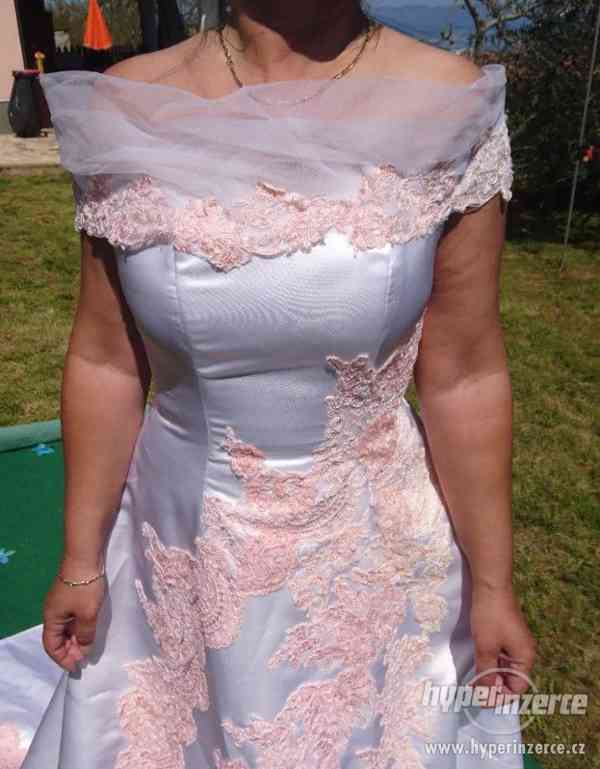 Nevšední svatební šaty zdobené krajkou - foto 3