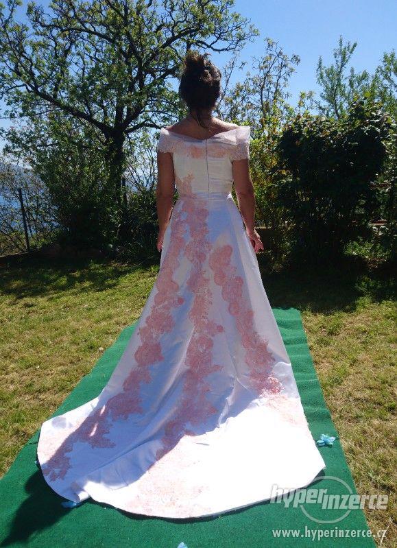 Nevšední svatební šaty zdobené krajkou - foto 4