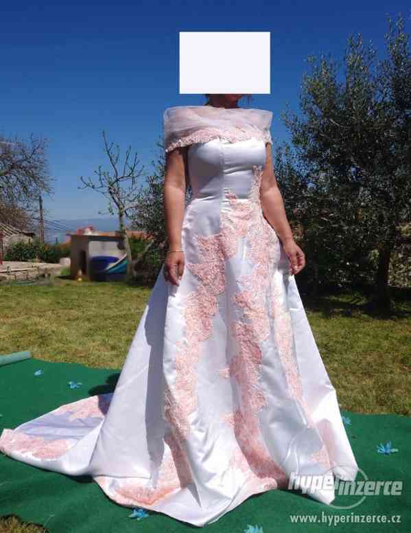 Nevšední svatební šaty zdobené krajkou - foto 6
