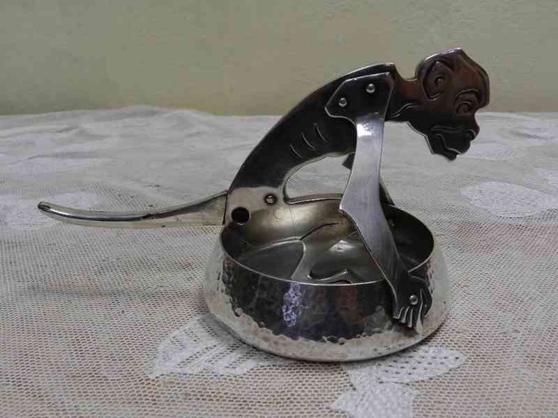 Zajímavý tepaný Popelník Miska na doutníky Opice 