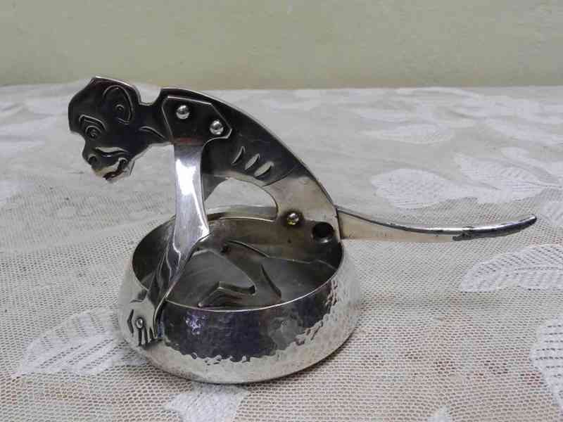 Zajímavý tepaný Popelník Miska na doutníky Opice  - foto 7