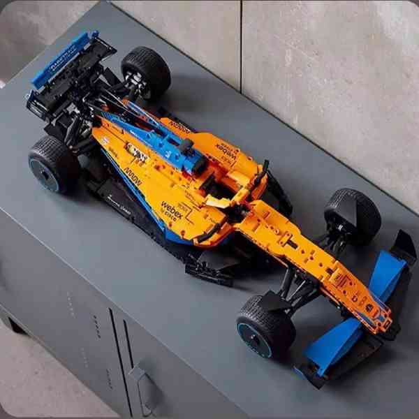 Nová stavebnice vozu F1 McLaren    1:8