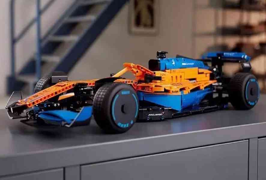 Nová stavebnice vozu F1 McLaren    1:8 - foto 2