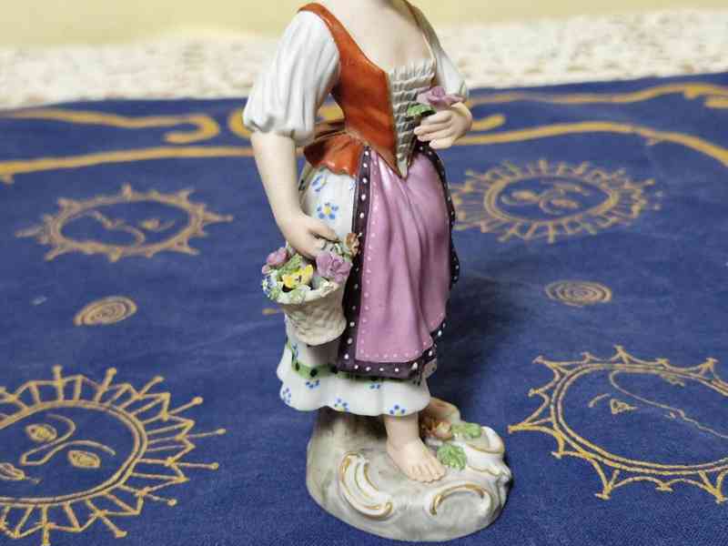 Hezká porcelánová soška Dívka s Květinami Praha Biedermeier - foto 8
