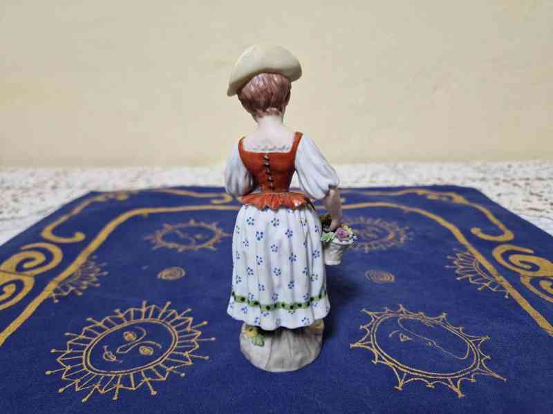 Hezká porcelánová soška Dívka s Květinami Praha Biedermeier - foto 6
