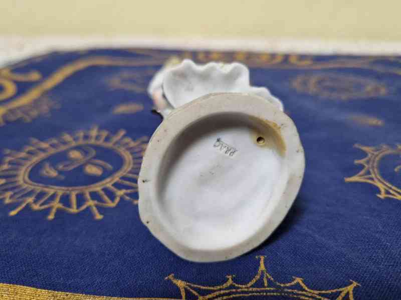 Hezká porcelánová soška Dívka s Květinami Praha Biedermeier - foto 7