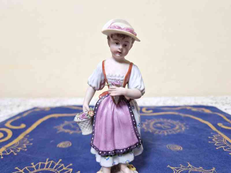 Hezká porcelánová soška Dívka s Květinami Praha Biedermeier - foto 3