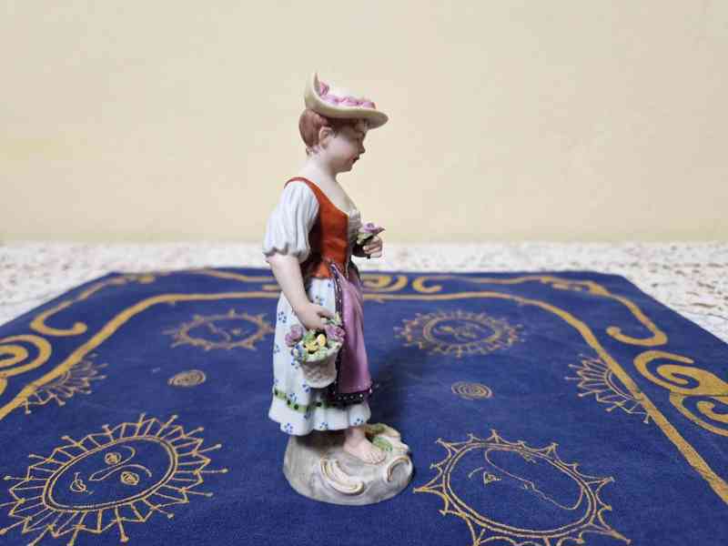Hezká porcelánová soška Dívka s Květinami Praha Biedermeier - foto 2
