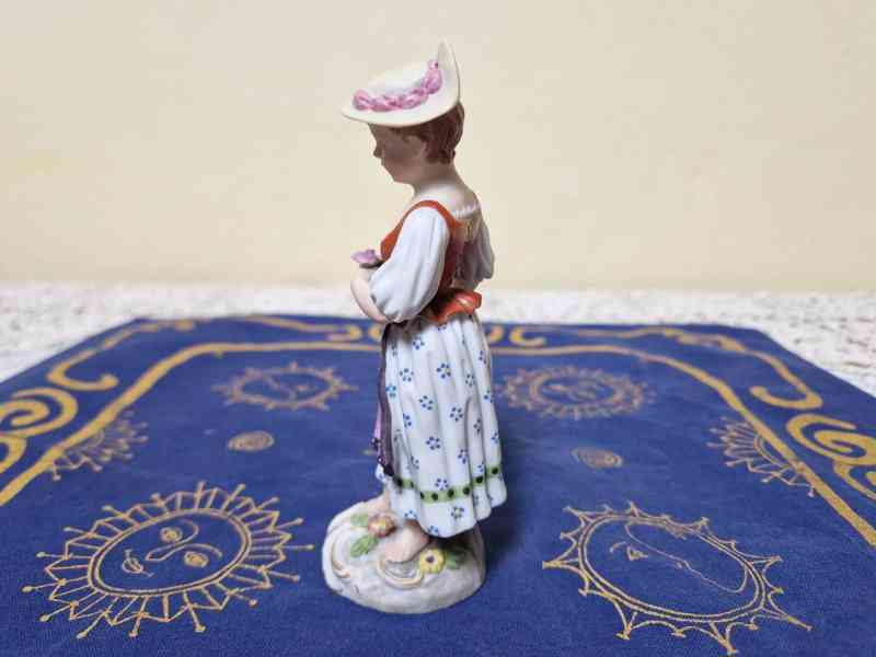 Hezká porcelánová soška Dívka s Květinami Praha Biedermeier - foto 5