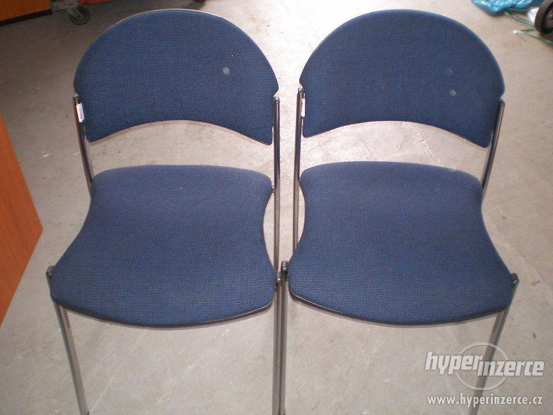 Modré židle s kovovou konstrukcí - foto 1