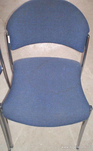 Modré židle s kovovou konstrukcí - foto 2