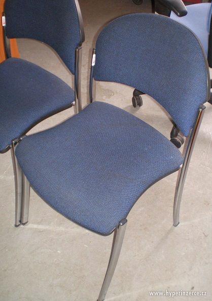 Modré židle s kovovou konstrukcí - foto 3