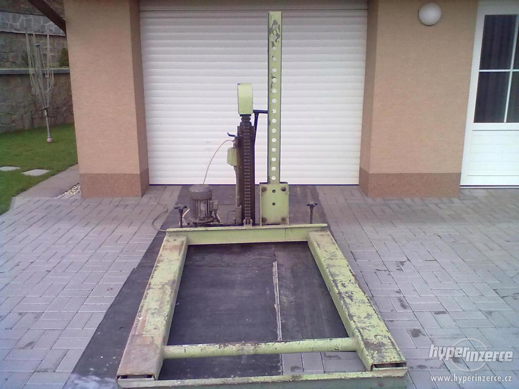 Prodám pojízdný nůžkový zvedák - foto 1