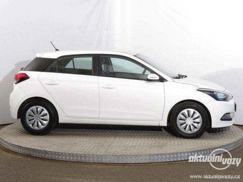 Hyundai i20 1.2, benzín, r.v. 2015, kůže - foto 2
