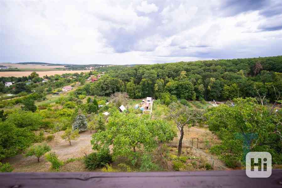 Zděná chata 3+kk s výhledem a pozemkem 1.766 m2 - foto 12