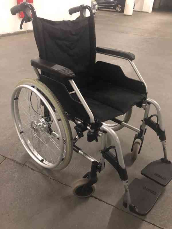 invalidní vozík skládací s brzdama pro doprovod - foto 1