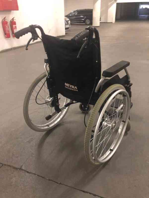 invalidní vozík skládací s brzdama pro doprovod - foto 2
