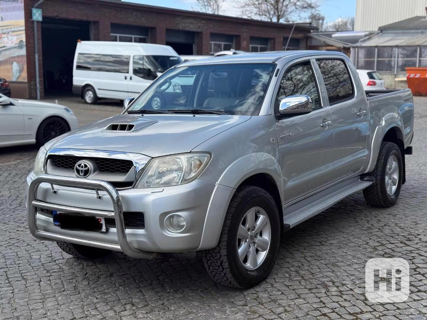 Toyota Hilux 3,0 D4D Double Cab Executive Aut. 126kw - foto 1