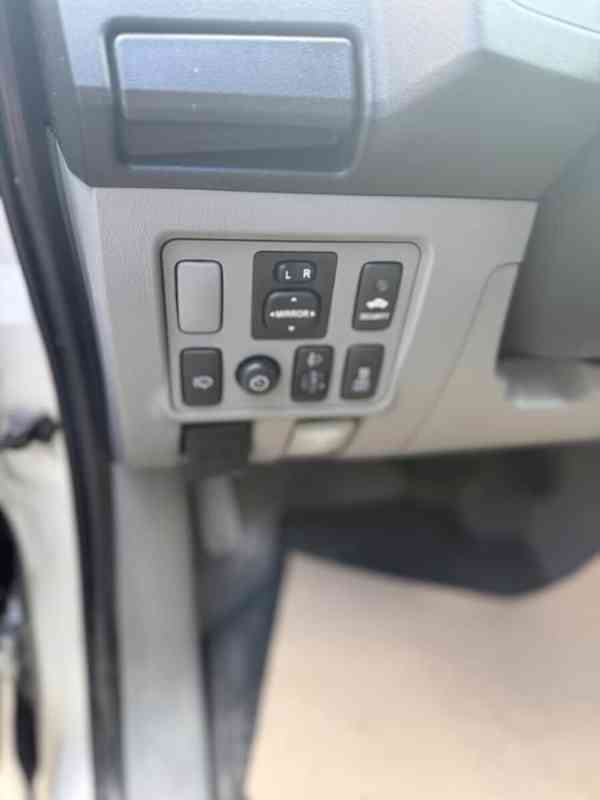 Toyota Hilux 3,0 D4D Double Cab Executive Aut. 126kw - foto 8