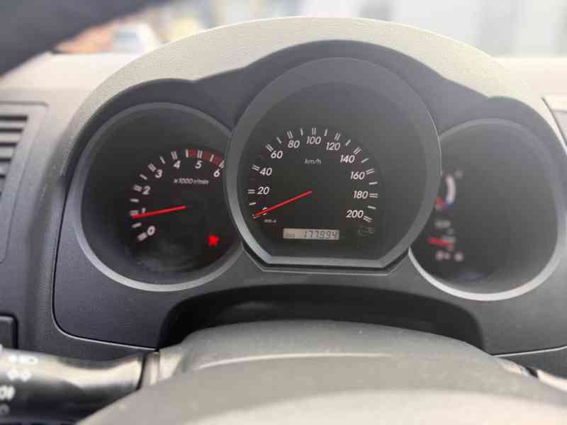 Toyota Hilux 3,0 D4D Double Cab Executive Aut. 126kw - foto 7