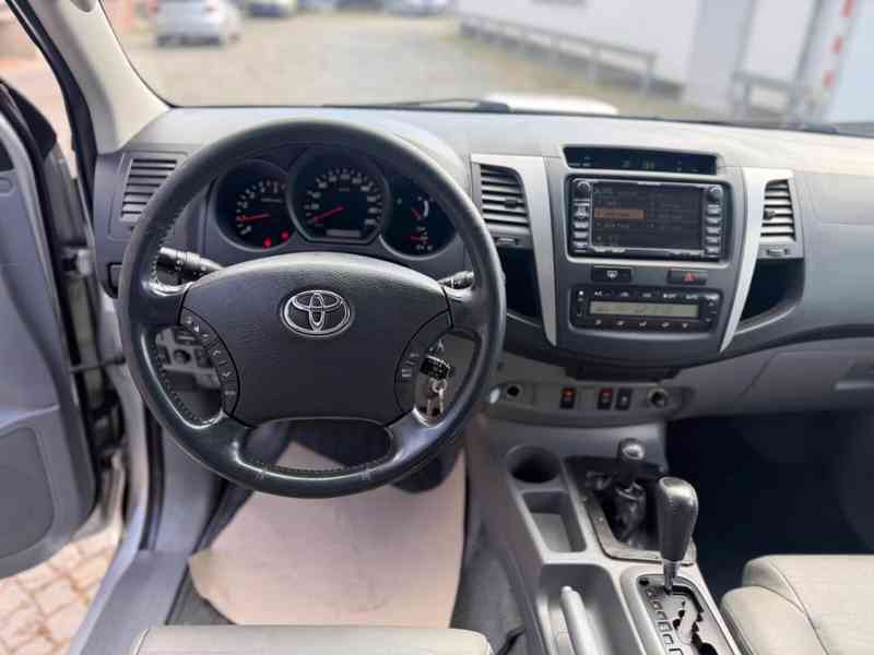 Toyota Hilux 3,0 D4D Double Cab Executive Aut. 126kw - foto 17