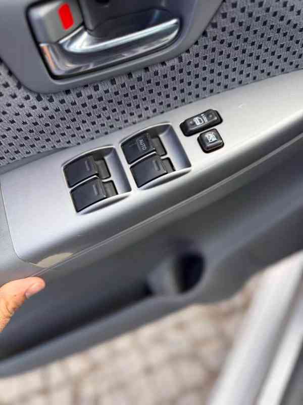 Toyota Hilux 3,0 D4D Double Cab Executive Aut. 126kw - foto 9