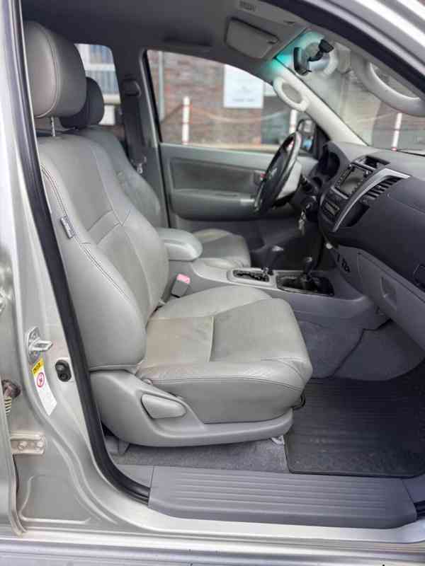 Toyota Hilux 3,0 D4D Double Cab Executive Aut. 126kw - foto 3