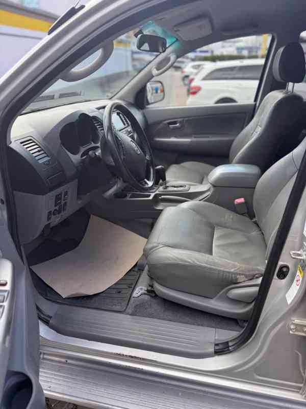 Toyota Hilux 3,0 D4D Double Cab Executive Aut. 126kw - foto 6
