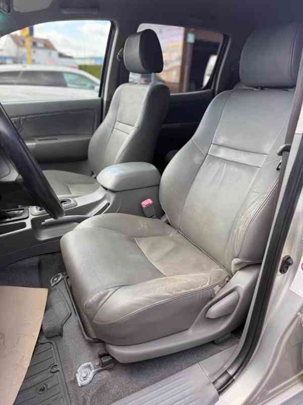 Toyota Hilux 3,0 D4D Double Cab Executive Aut. 126kw - foto 18