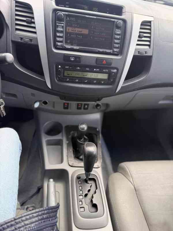 Toyota Hilux 3,0 D4D Double Cab Executive Aut. 126kw - foto 12