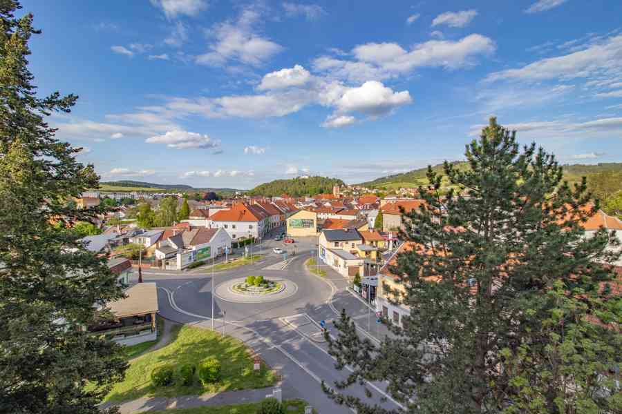 Světlý byt 3+1 s lodžií a panoramatickým výhledem v Sušici - foto 3