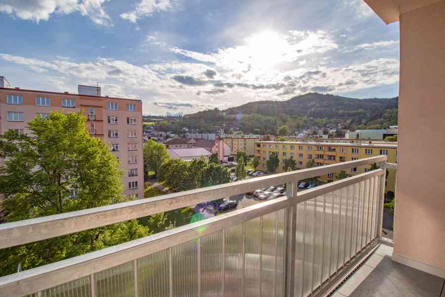 Světlý byt 3+1 s lodžií a panoramatickým výhledem v Sušici - foto 13