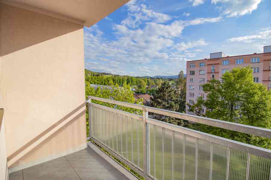 Světlý byt 3+1 s lodžií a panoramatickým výhledem v Sušici - foto 12