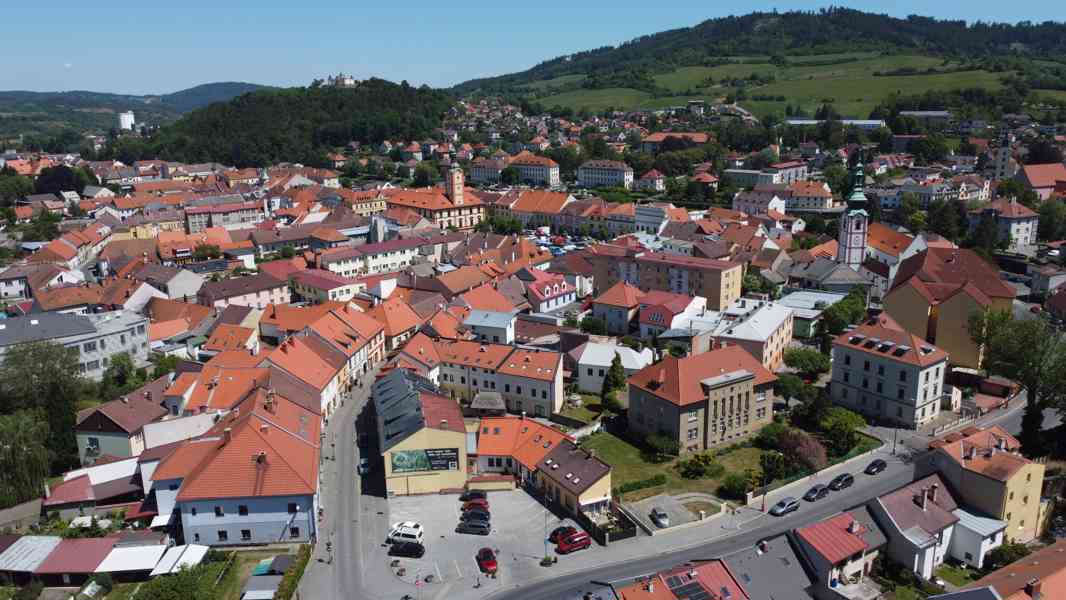 Světlý byt 3+1 s lodžií a panoramatickým výhledem v Sušici - foto 29
