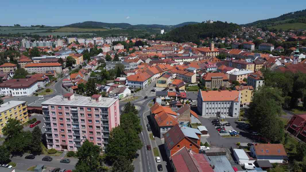 Světlý byt 3+1 s lodžií a panoramatickým výhledem v Sušici - foto 30