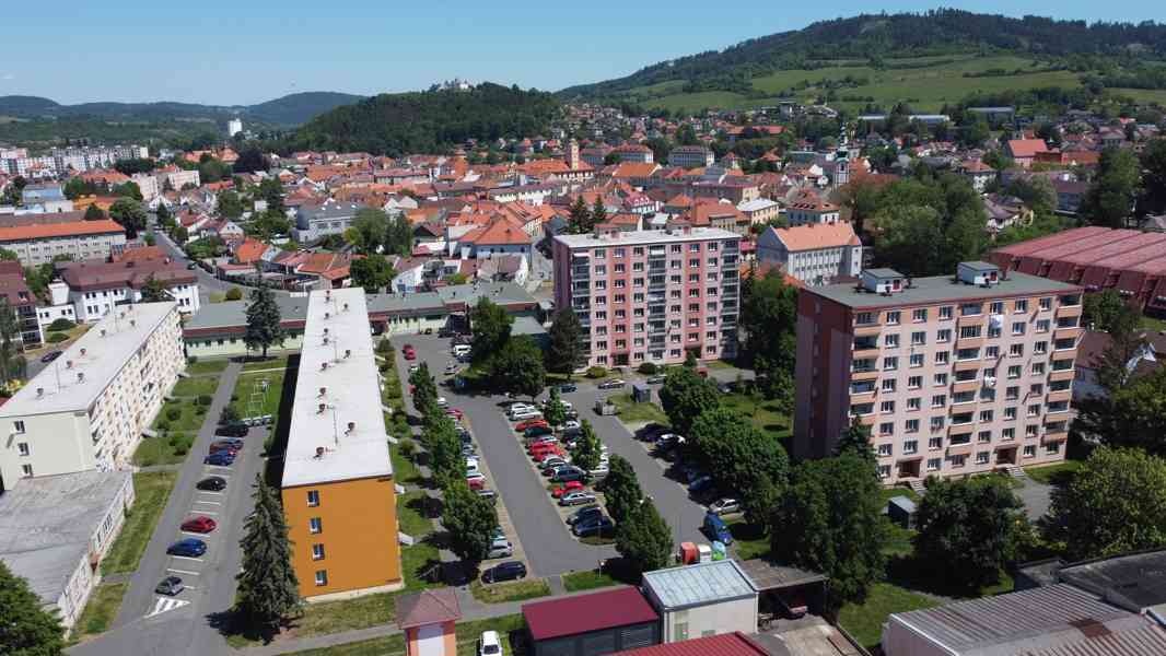 Světlý byt 3+1 s lodžií a panoramatickým výhledem v Sušici - foto 28