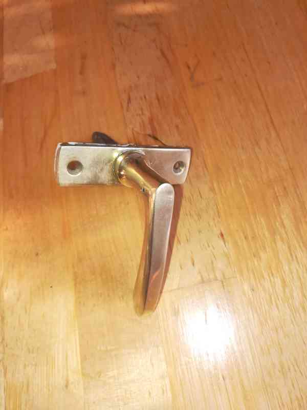 Mosazné kliky na okna a dveře