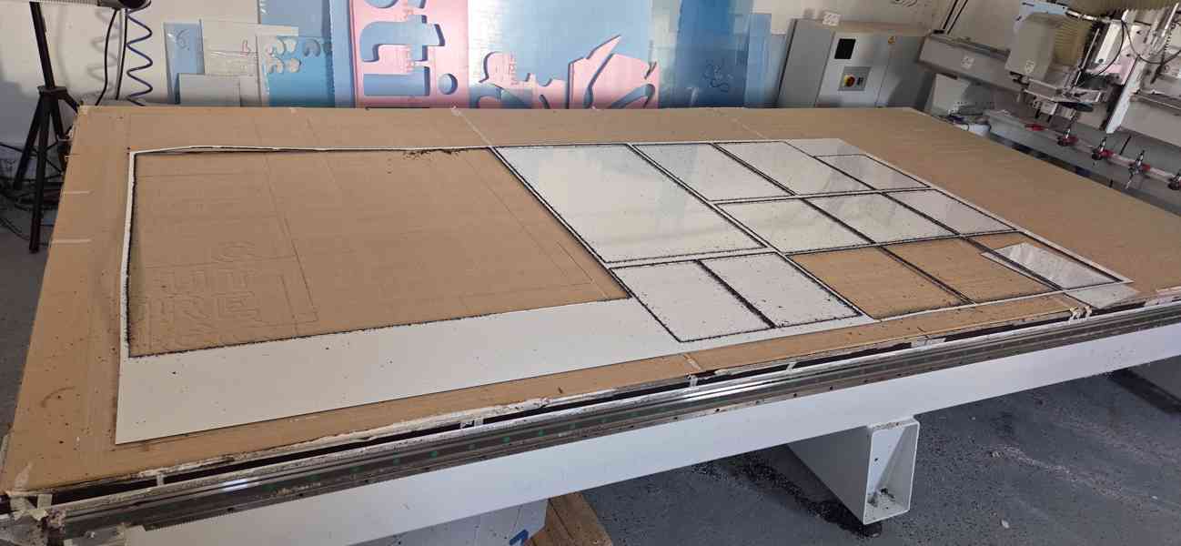 Velkoplošný CNC frézovací a řezací router zn.Comagrav - foto 6